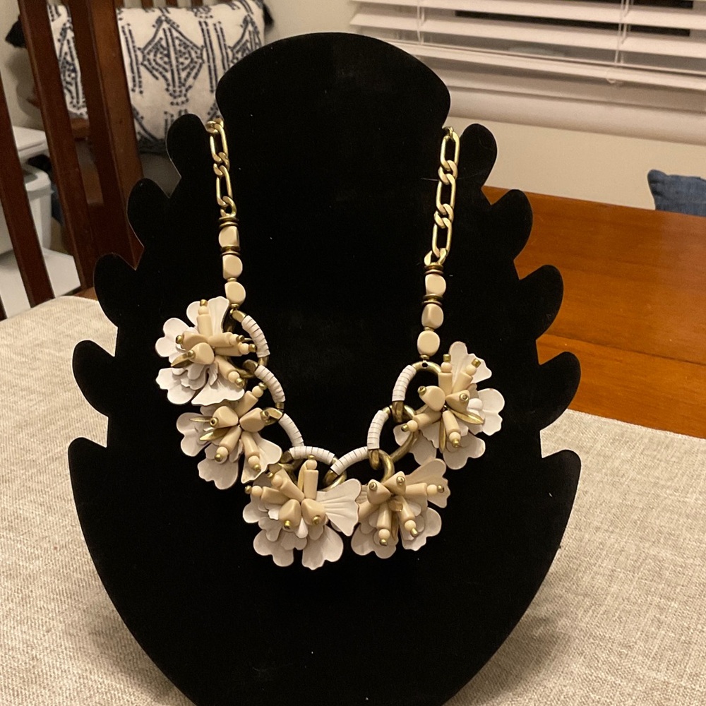Stella & Dot Cynthia Floral Necklace in Cream and Gold